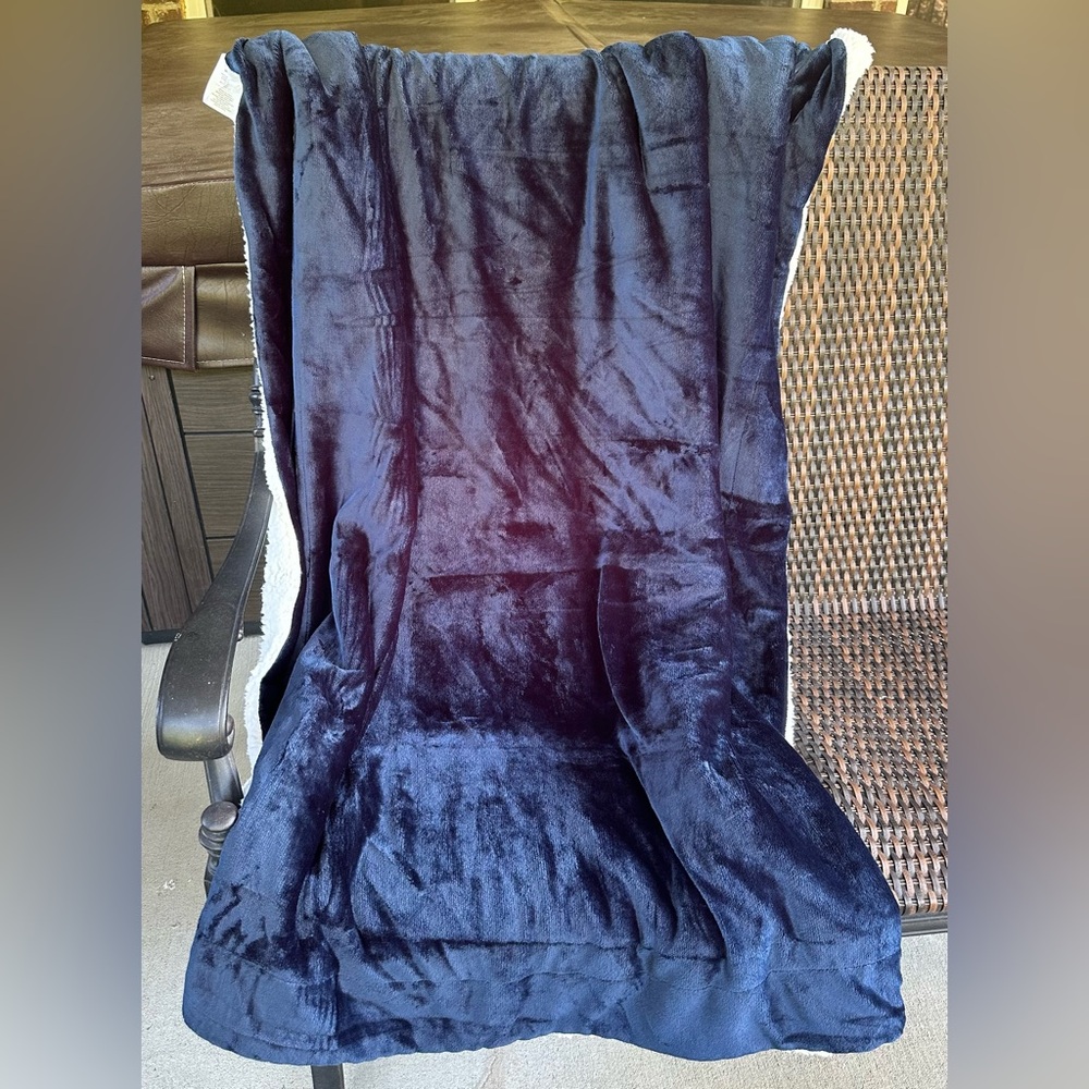 NWOT Bedsure Sherpa Throw